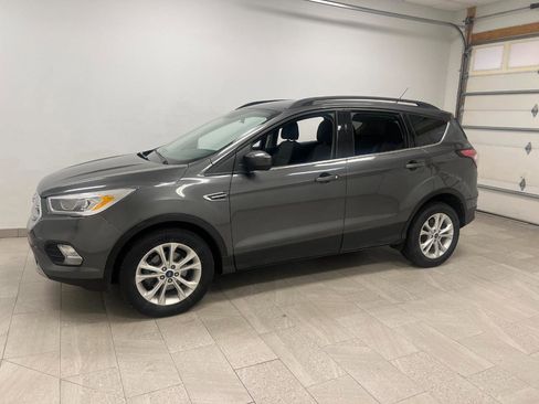 Used 2017 Ford Escape SE w/ Equipment Group 201A FWD image 2