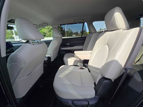 Certified 2024 Toyota Grand Highlander AWD image 16