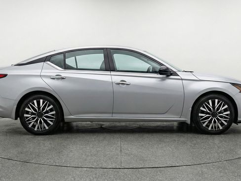 Used 2025 Nissan Altima 2.5 SV FWD image 11