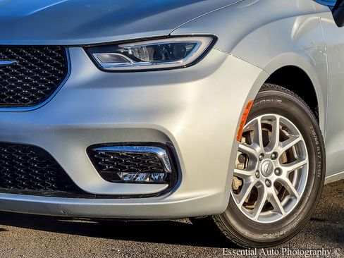 Used 2023 Chrysler Pacifica Touring-L FWD image 34