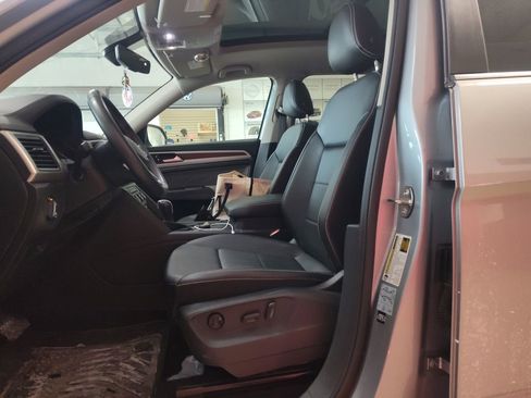 Certified 2021 Volkswagen Atlas SE image 6