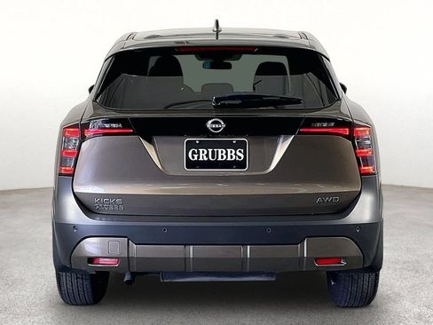 Used 2025 Nissan Kicks SV AWD/4WD image 6