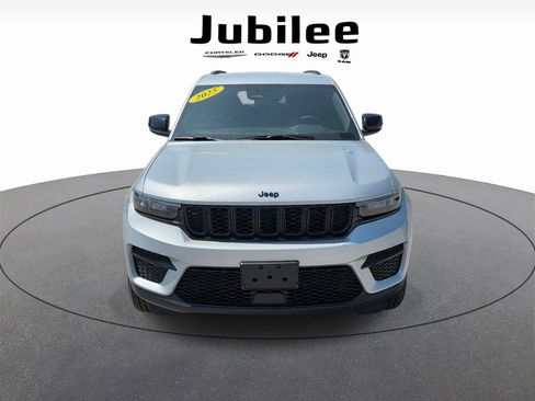 Used 2025 Jeep Grand Cherokee Altitude AWD/4WD image 2