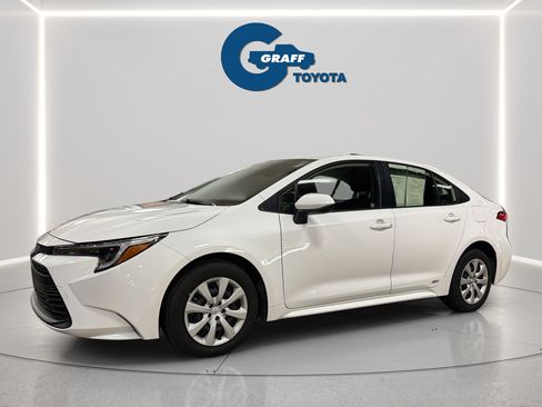 Used 2024 Toyota Corolla LE AWD/4WD image 2