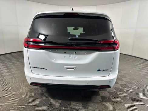 Used 2023 Chrysler Pacifica Touring-L w/ Uconnect Theater Family Group image 4