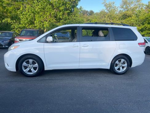 Used 2012 Toyota Sienna LE FWD image 2