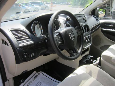 Used 2016 Dodge Grand Caravan SE w/ Quick Order Package 29E SE FWD image 12