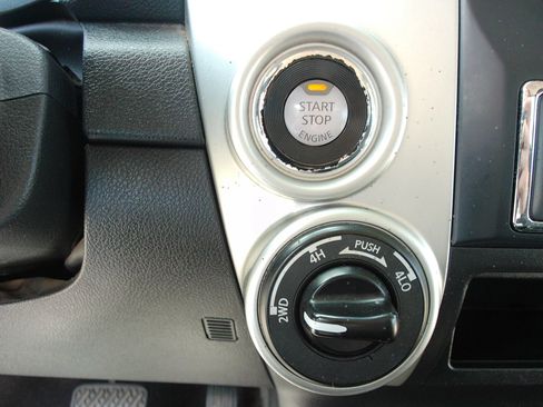 Used 2018 Nissan Titan SV AWD/4WD image 19