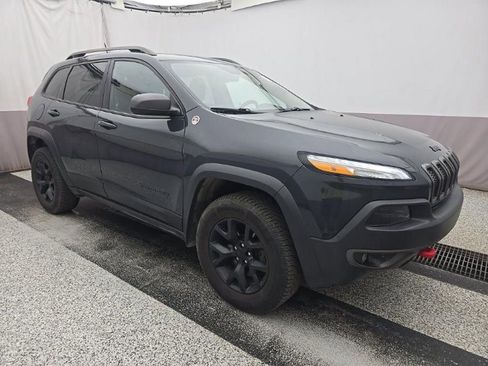 Used 2017 Jeep Cherokee Trailhawk w/ Comfort & Convenience Group AWD/4WD image 3