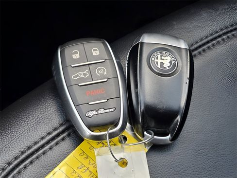 Used 2022 Alfa Romeo Stelvio Sprint image 37