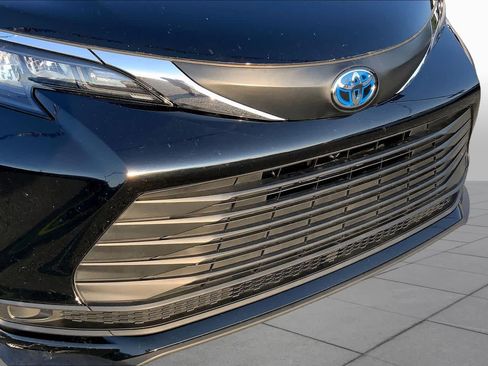 Used 2025 Toyota Sienna LE FWD image 27