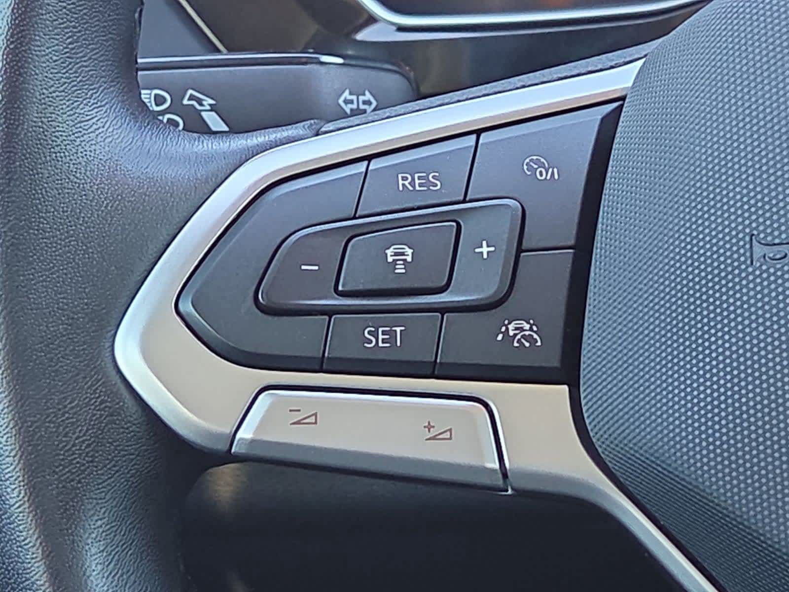 Used 2024 Volkswagen Jetta SE w/ Panoramic Sunroof Package FWD image 25