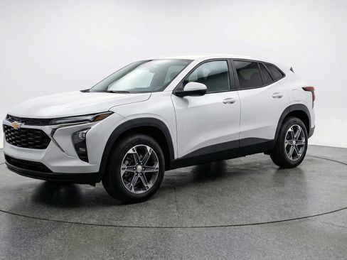 Used 2025 Chevrolet Blazer LT FWD image 3