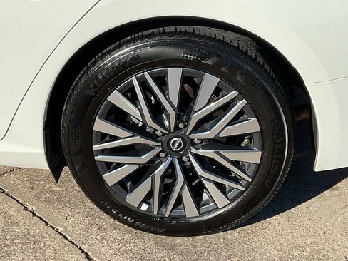 Used 2025 Nissan Altima 2.5 SV image 8