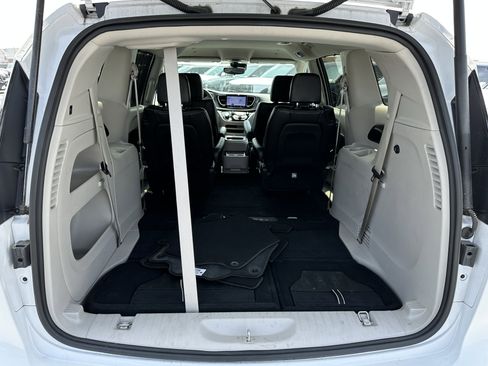 Used 2024 Chrysler Pacifica Touring-L FWD image 21