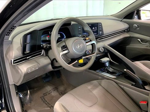 Used 2024 Hyundai Elantra SE FWD image 13
