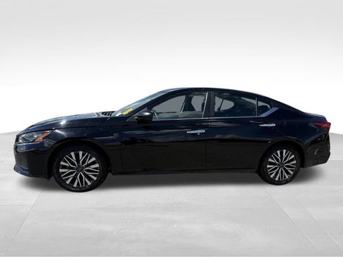 Used 2025 Nissan Altima 2.5 SV FWD image 2