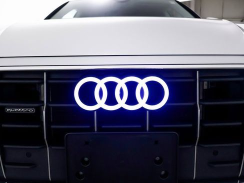 Used 2023 Audi Q8 Premium image 11