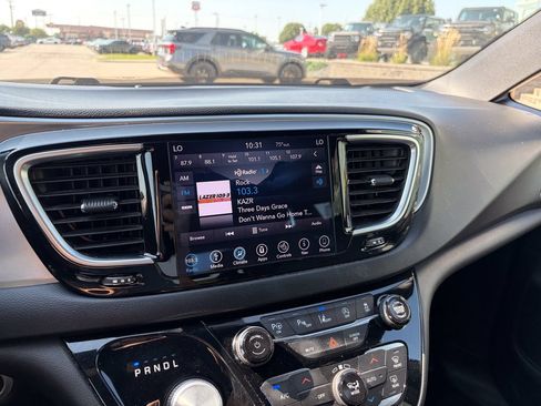 Used 2019 Chrysler Pacifica Touring-L FWD image 25