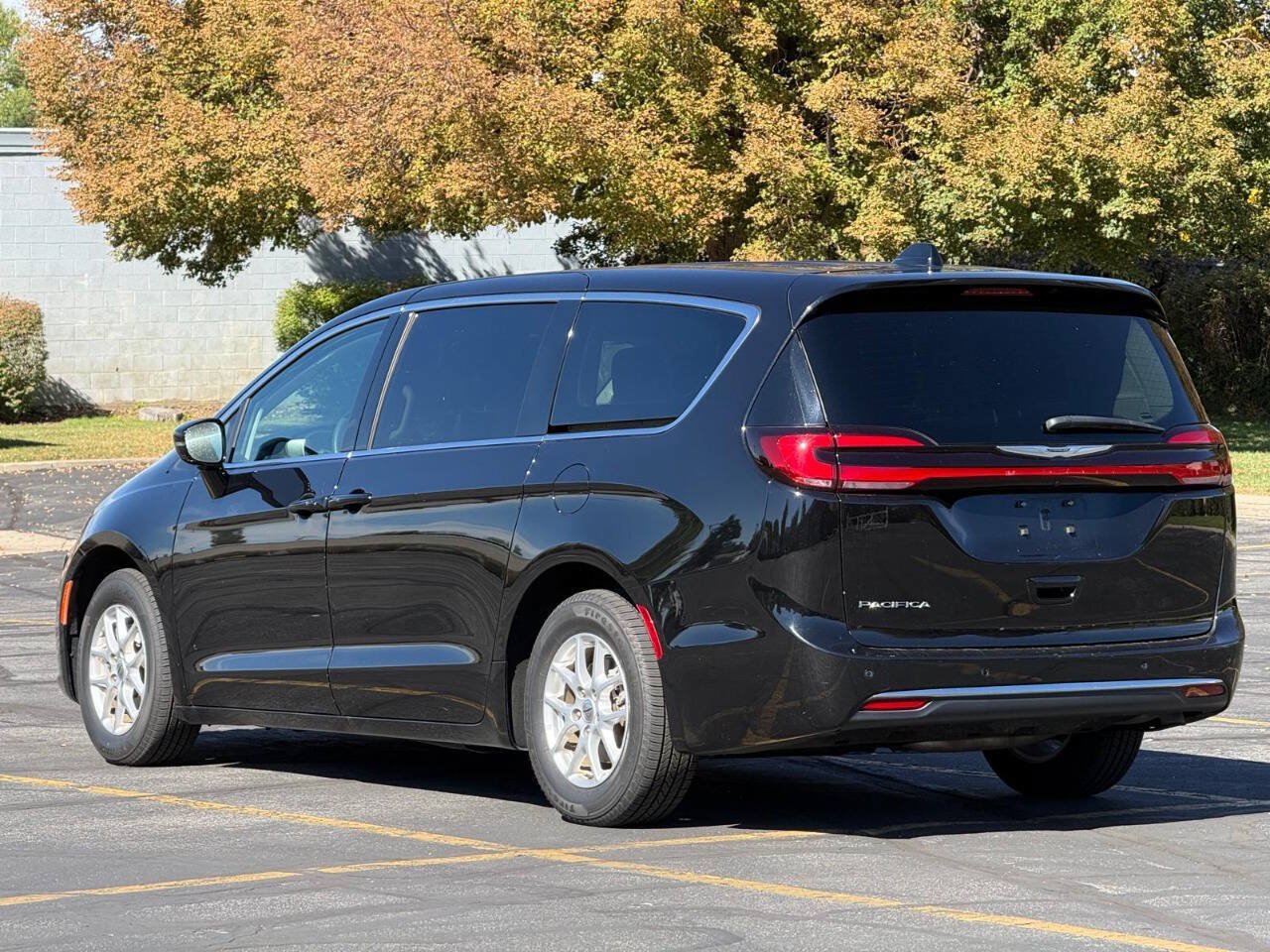 Used 2024 Chrysler Pacifica Touring-L FWD image 3