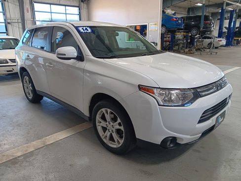 Used 2014 Mitsubishi Outlander SE image 3