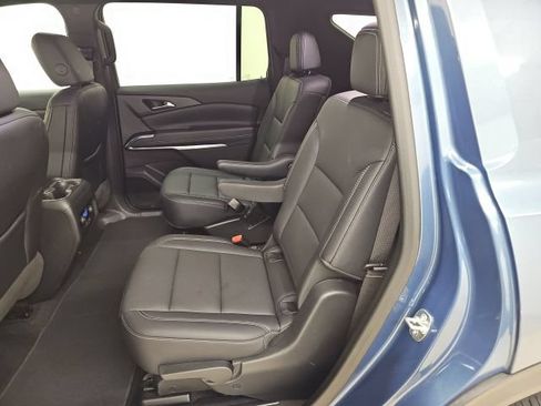 Used 2025 Chevrolet Traverse LT AWD/4WD image 3
