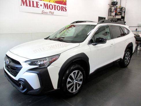 Used 2025 Subaru Outback Premium image 3