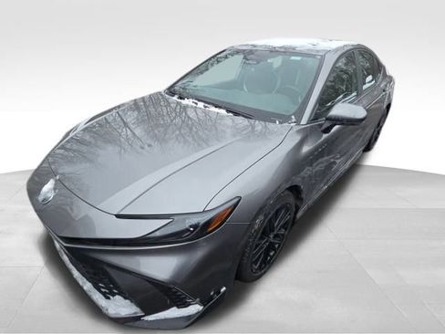 Used 2025 Toyota Camry SE image 2