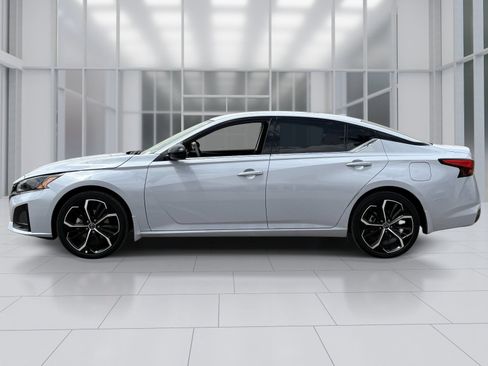 Used 2025 Nissan Altima 2.5 SR FWD image 3