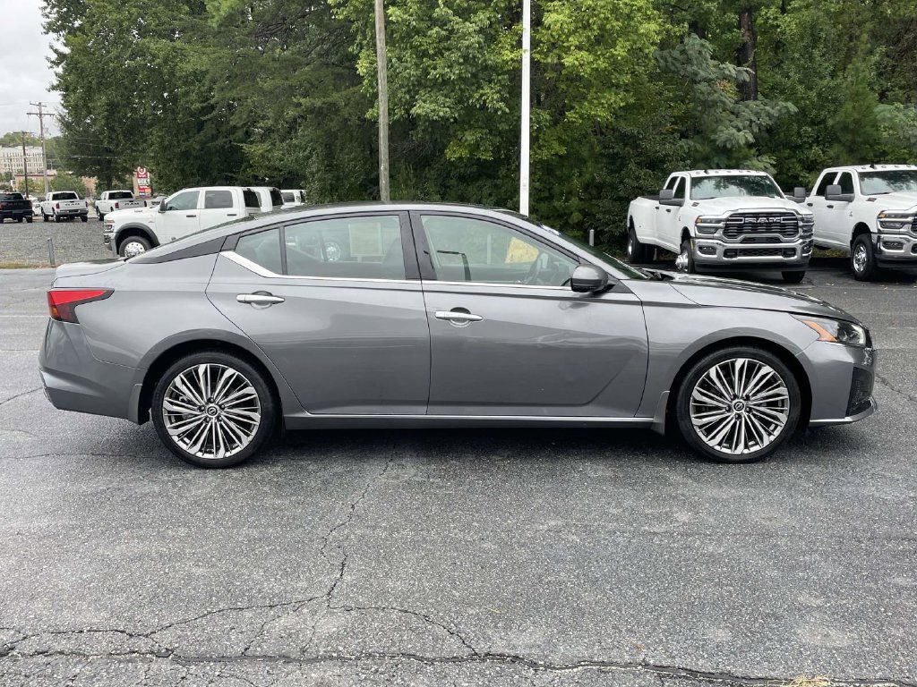 Used 2023 Nissan Altima 2.5 SL FWD image 9