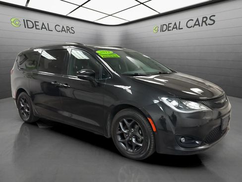 Used 2019 Chrysler Pacifica Limited w/ Advanced Safetytec Group FWD image 3