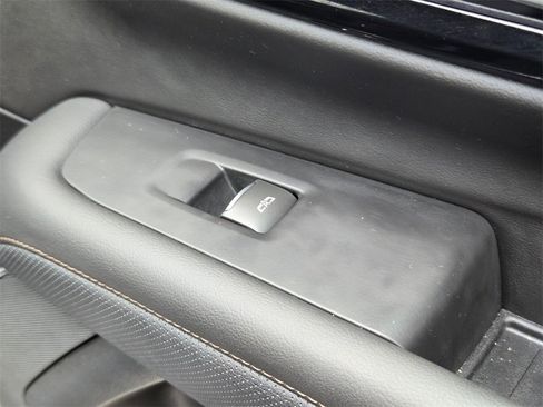 Used 2025 Chevrolet Suburban High Country image 32