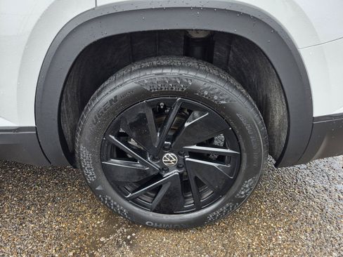 Used 2024 Volkswagen Atlas SE w/ Panoramic Sunroof Package FWD image 25
