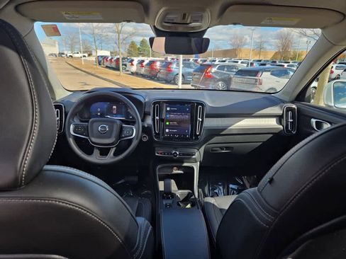 Used 2025 Volvo XC40 B5 Core image 10