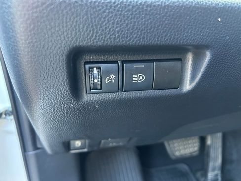 Used 2021 Toyota RAV4 LE AWD/4WD image 10