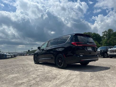 Used 2024 Chrysler Pacifica Touring-L FWD image 6