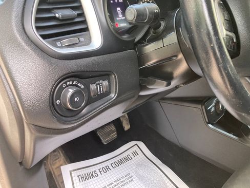Used 2019 Jeep Renegade Latitude w/ Cold Weather Group AWD/4WD image 17