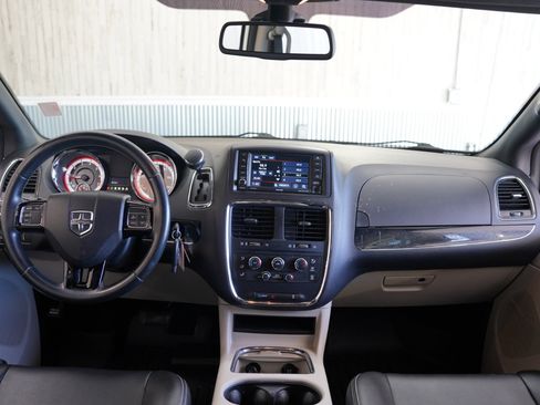 Used 2018 Dodge Grand Caravan SXT image 16
