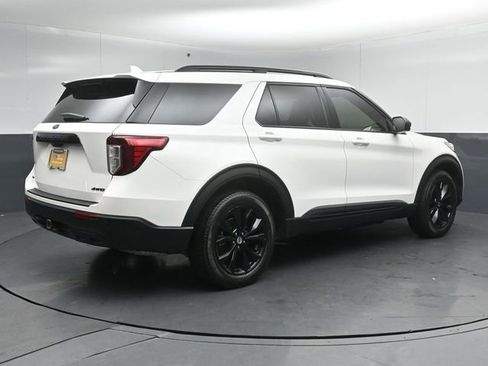 Certified 2022 Ford Explorer XLT w/ Equipment Group 202A AWD/4WD image 7