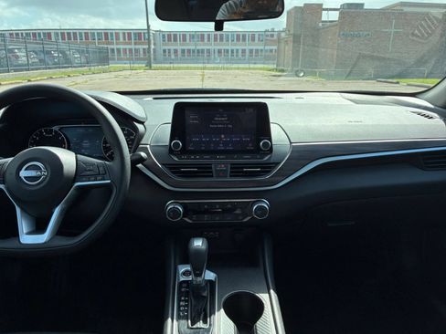 Used 2025 Nissan Altima 2.5 SV FWD image 14