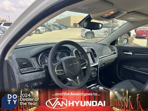 Used 2023 Chrysler 300 Touring w/ Sport Appearance Package image 21