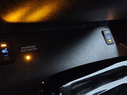 Used 2017 Toyota Prius Four image 11