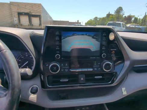 Used 2021 Toyota Highlander XLE FWD image 9