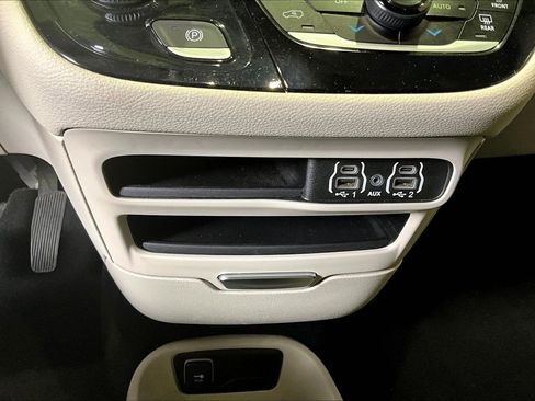 Used 2024 Chrysler Pacifica Select image 15