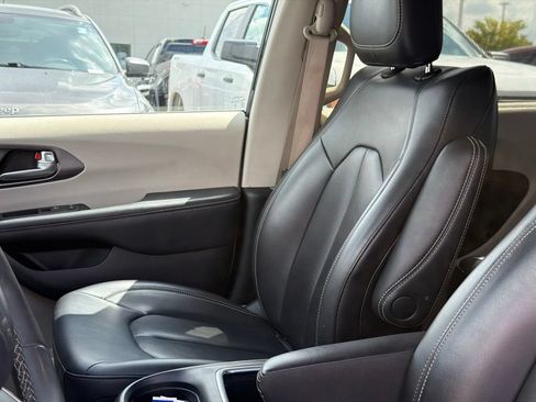 Used 2024 Chrysler Pacifica Touring-L FWD image 9