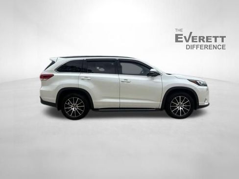 Used 2018 Toyota Highlander SE FWD image 8