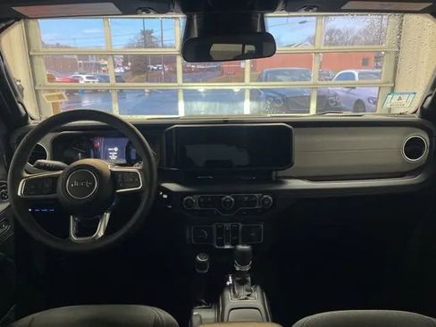 Used 2025 Jeep Wrangler Unlimited Sahara image 21