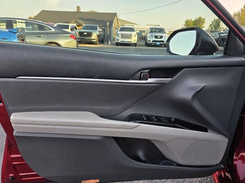Used 2018 Toyota Camry SE FWD image 9