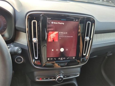 Used 2023 Volvo XC40 B4 Ultimate image 22