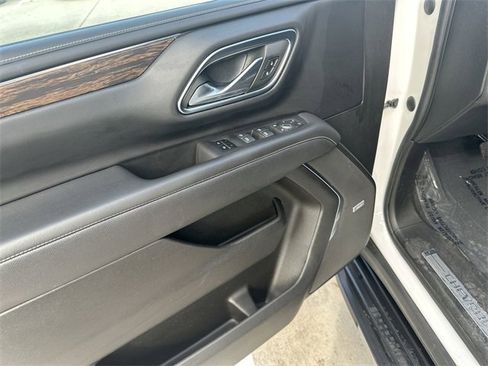 Used 2023 Chevrolet Suburban Premier image 15